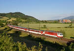 Am Abend des 23. Juni 2022 war die ZSSK 350 007  Gorilla  mit dem IC 524 von Košice nach Bratislava hl. unterwegs. Im allerletzten Abedlicht gelang mir folgendes Bild im Bogen von Bešeňová, nur Sekundenbruchteile später wär der LeoExpress ins Bild gefahren........