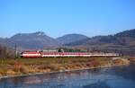 Die retrolackierte Gorilla 350 002 ist mit dem Ex607  Tatran  unterwegs durch die wunderschöne Landschaft von Liptov kurz nach Bešeňová.
29.12.2024.