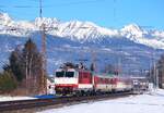 Winter-Moments in der Slowakei. Die 350 008-er Gorilla ist mit dem Ex612  Tatran  unterwegs bei Važec. Im Hintergrund erheben sich die Gipfel der Tatra.
Važec, 19.01.2025.