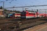 ZSSK 361 105 tragt das neueste Farbenschema und trotz Schnellzugloks, fahrt sie mit einen Osobni aus Galanta am 19 September 2024 in Bratislava hl.st.