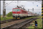 ZSR 362008-5 fährt hier am 12.5.2019 mit dem R nach Kosice den Bahnhof Tvrdosovce.