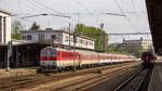 362 001-0 mit einem Schnellzug nach Bratislava steht am 25. April 2019 Abfahrbereit im Bahnhof Zvolen Ze.st.. Im Hintergrund ist Schloss Altsohl zu sehen. 