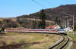 Die einzigartige farbige Lokomotive der ZSSK 362 011 mit dem R831  Urpín  ist auf dem Weg von Bratislava hl.s. nach Banská Bystrica kurz vor der Hst. Jalná. 18.03.2023.