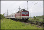 ZSR 363147-0 ist hier kurz vor dem Bahnhof Tvrdosovce mit dem R 811 aus Kosice am 16.5.2019 um 10.38 Uhr auf dem Weg nach Bratislava.
