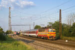 Am 7. September 2016 war 240 068 mit R 840 „Urpín“ von  Banská Bystrica nach Bratislava hl.st. unterwegs und hat hier soeben den letzten planmäßigen Zwischenhalt des Zuglaufs, Bratislava-Vinohrady verlassen. 

Ebenfalls im Bahnhof Vinohrady stehen gleichzeitig der R 608 „Spišan“ aus Košice sowie Os 3029 nach Leopoldov.