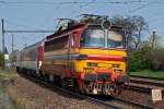 RR 604  Dargov  (Kosice - Bratislava) mit 240 068 hat soeben die Haltestelle in Bratislava Vinohrady verlassen. Die Aufnahme entstand am 24.04.2013.

