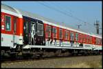 Ein slowakischer Liegewagen (Bcmh 51 56 05-70 512-5) von Wagon Service Travel luft, mit einer Beklebung versehen, im Sonderzug von Mller-Reisen.