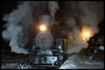 Lok Nr. 1 und Lok Nr. 5 (kalt) der Museumsbahn Čierny Balog beim Nachtfotohalt am 27.1.2018 beim Freilichtmuseum Lesnícky skanzen Vydrovo.