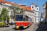 T6A5 7943 + 7944 als Linie 9 nach Karlova Ves in der Kapucinska ul.