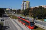 Tw.7427 in der Karloveska ul. bei der Einfahrt in die Haltestelle Nad luckami. (21.09.2024)