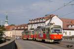 T3M 7602 + 7610 befahren gerade die Brücke über die Staromestska ulica und werden kurz darauf die östliche Einfahrt des Tunnels unter dem Burgberg erreichen.