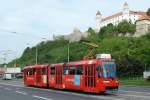 Slowakei / Straßenbahn Bratislava: Tatra K2S - Wagen 7130 ...aufgenommen im Mai 2015 unterhalb der Burg Bratislava, in der Nähe der Haltestelle  Most SNP .