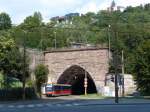 Burgtunnel in Bratislava. Ein Dröhnen kündigt die Straßenbahn an, die mit relativ hoher Geschwindigkeit den 792 Meter langen Tunnel durchquert. Die Tatra K2 hat es geschafft. Das rot-blaue Farbkonzept wurde zur Jahrtausendwende eingeführt und ist nicht mehr aktuell. 22.8.2015