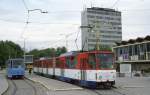 Zwei Trambahnen, Wagen 626 der Linie 2 und Wagen 537 der Linie 6, warten 
am 2.5.2002 vor dem Hauptbahnhof in Kosice auf Kunden.