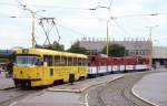 Am 6.6.2004 stehen gleich zwei Tatra Tram Bahn Generationen vor dem Haupt-  bahnhof in Kosice.