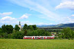 Landschaft mit dem Zug: die 861 111 Triebwagen ist auf dem Weg von Prievidza nach Vrútky (Ruttek) kurz vor Bf.