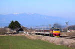 Die retrolackierte Taucherbrille 754 036 ist unterwegs von Vrútky (Rutteck) nach Zvolen (Altsohl) mit dem R937  FATRAN  bei Dolná Štubňa.