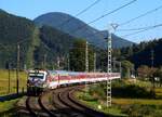 Die ZSSK Werbe Vectron 383 110 ist mit dem R608  Tatran  bei Švošov unterwegs.