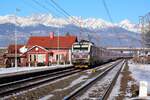 Die einzige Vectron Lok der ZSSK mit Werbung ist bei Važec unterwegs mit dem Ex616  Tatran .
383 110 , Važec, 19.01.2025.