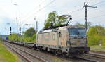 LOKORAIL, a.s., Bratislava [SK] mit  383 213  [NVR-Nummer: 91 56 6383 213-6 SK-SPAP] und schwach ausgelastetem KLV-Zug am 04.05.22 Durchfahrt Bf.