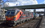 LOKORAIL, a.s., Bratislava [SK] mit der recht neuen Vectron  383 222-7  [NVR-Nummer: 91 56 6383 222-7 SK-RAILL] und KLV-Zug Richtung Rostock Seehafen am 15.03.23 Durchfahrt Bahnhof