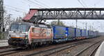 LOKORAIL, a.s., Bratislava [SK] mit der Vectron  383 218-5  [NVR-Nummer: 91 56 6383 218-5 SK-RAILL] und einem KLV-Zug am 18.04.23 Durchfahrt Bahnhof Saarmund.