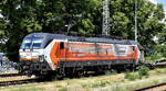 LOKORAIL, a.s., Bratislava [SK] mit der Vectron  383 217-7  (NVR:  91 56 6 383 217-7 SK-RAILL ) und einem KLV-Zug am 21.06.23 Durchfahrt Bahnhof Ruhland.