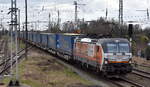 LOKORAIL, a.s., Bratislava [SK] mit der Vectron  383 219-3  [NVR-Nummer: 91 54 6383 219-3 SK-RAILL]  und einem KLV-Zug am 20.02.24 Durchfahrt Bahnhof Falkenberg/Elster.