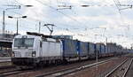 LOKORAIL, a.s., Bratislava [SK] mit der angemieteten ATLU Vectron  193 964  [NVR-Nummer: 91 80 6193 964-4 D-ATLU] und einem KLV-Zug Richtung Rostock Seehafen am 06.03.24 Durchfahrt Bahnhof