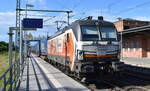 LOKORAIL, a.s., Bratislava [SK] mit der Vectron  383 220-1  [NVR-Nummer: 91 56 6383 220-1 SK-RAILL] und KLV-Zug am 12.06.24 Durchfahrt Bahnhof Roßlau (Elbe).