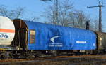 Drehgestell-Flachwagen mit Planenverdeck der slowakischen ZSSK Cargo mit der Nr.