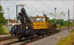 Bahnkran SŽ 916-003 fährt durch Maribor-Tabor Richtung Tezno Verschiebebahnhof.