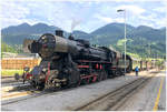 Auf der Wocheinerbahn fährt die slowenische Dampflok SZ 33-037 von Nova Gorica nach Jesenice, hier beim Halt im Bahnhof Bohinjska Bistrica.