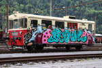 911-008 Schienenbus mit grusliger Graffiti Kunst. Am 9 Mai 2016 in Assling, Jesenice.