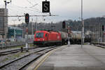 ÖBB 1216 142 durchfährt mit einem Kesselzug den Bahnhof von Ljubljana.