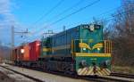 S 644-016 zieht zwei Gterwagons durch Maribor-Tabor Richtung Verschiebebahnhof Tezno. /3.1.2013