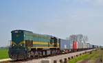 S 664-104 zieht Containerzug durch Gaj Richtug Pragersko. /17.4.2013