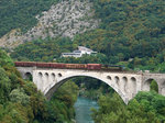 664 119  Reagan  mit einem Güterzug nach Nova Gorica bei Solkan-Viadukt.
13.07.2016.