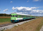 SZ 711 015 ist der Letzte seiner Art. Große Berühmtheite erlangten die in den 1970er Jahren von MBB Donauwörth gebauten Triebwagen als  zeleni vlak ,  grüner Zug , aber auch als  Mercedes . Am Nachmittag des 10. September 2024 versah er als R 3831 von Središče ob Dravi nach Ormož seinen Dienst, und konnte dabei von mir nahe Ormož fotografisch festgehalten werden.