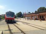 713 111 ist mit einem Regionalzug aus Ljubliana im Grenzbahnhof Metlika angekommen und wartet auf die Rückfahrt. Aufgenommen am 11.08.2015
