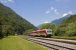 Am 9. Juli 2024 war 814/813 102 als LP 4210 von Sežana über Nova Gorica nach Jesenice unterwegs. Hier erreicht der Zug soeben den Bahnhof Grahovo. 