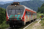 814-106 verschmiert mit Farbe am 9.Mai 16 im Bahnhof vom Podhom.
