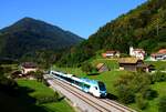 Die wunderschönen slowenischen Landschaften laden zu einem Ausflug ein.
Wir haben den Triebzug 610 035 neben den Häusern von Tremerje in einer wunderschönen Umgebung fotografiert.
Tremerje, 24.08.2024.