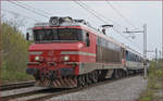 SŽ 363-009 zieht ROLA-Zug durch Maribor-Tabor Richtung Norden.