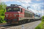 SŽ 363-011 zieht ROLA-Zug durch Maribor-Tabor Richtung Norden.