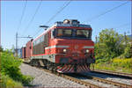 SŽ 363-024 zieht Containerzug durch Maribor-Tabor Richtung Norden.