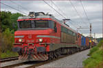 SŽ 363-030 zieht Containerzug durch Maribor-Tabor Richtung Koper Hafen.