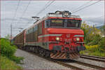 SŽ 363-037 zieht Güterzug durch Maribor-Tabor Richtung Norden.