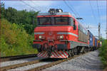 SŽ 363-030 zieht Containerzug durch Maribor-Tabor Richtung Koper Hafen. /19.8.2020
