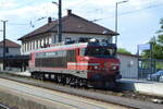 Die SŽ 363 022 hat gerade ihren Zug nach Spielfeld-Strass gebracht und setzt zurük.